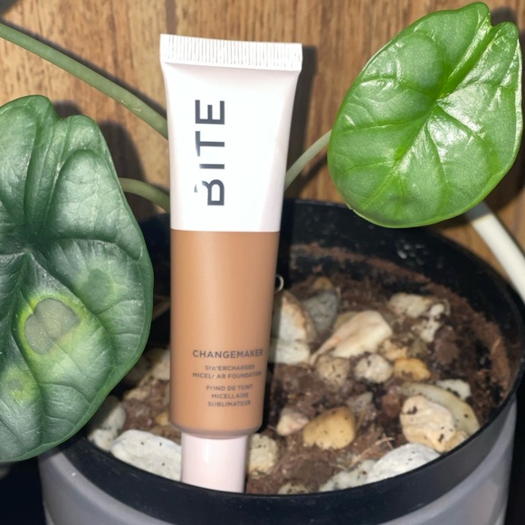 BITE BEAUTY Changemaker Foundation In T135 Tan with Warm Peach Undertone - Picture 2 of 9